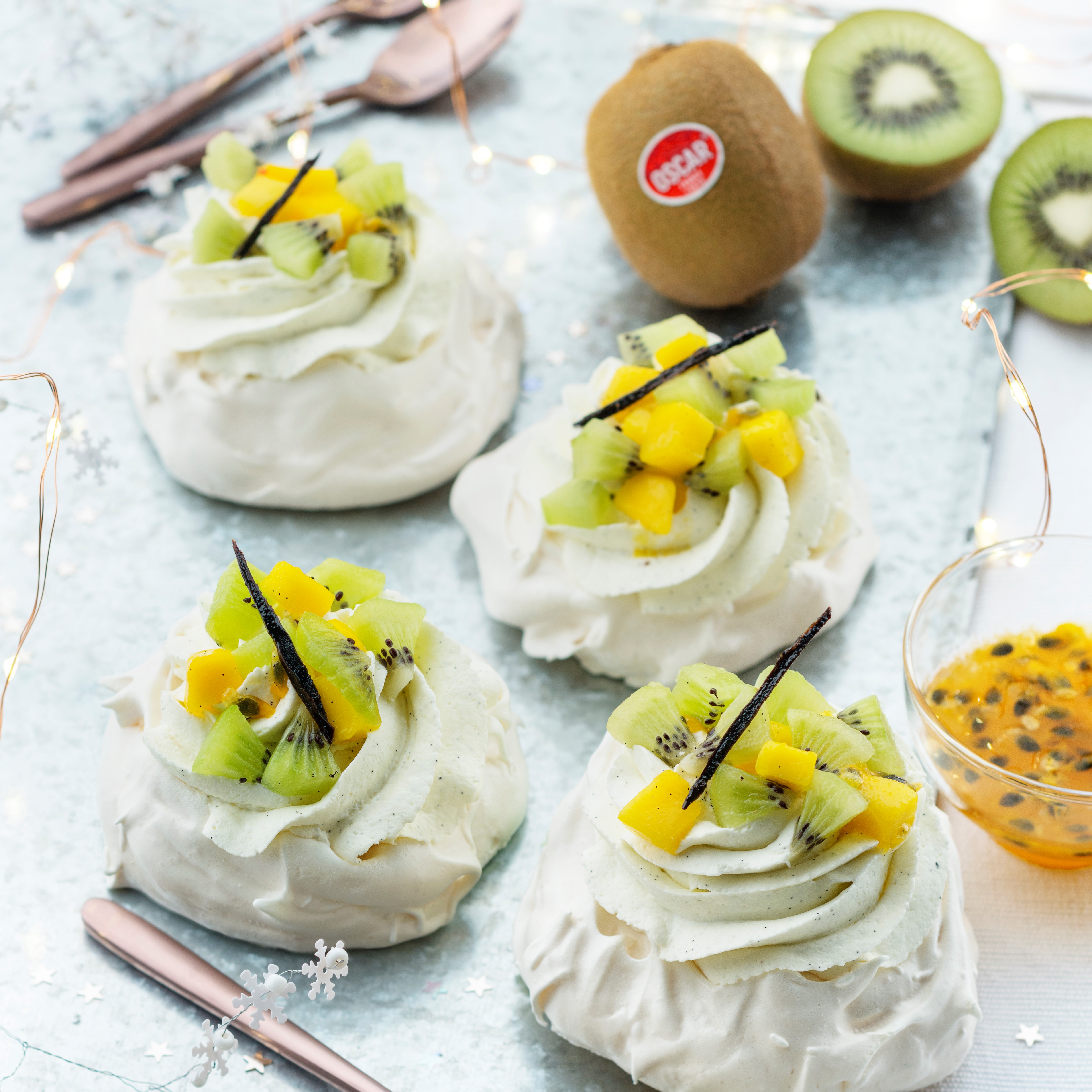 Pavlova with cream and Oscar® kiwi fruits-mango duo