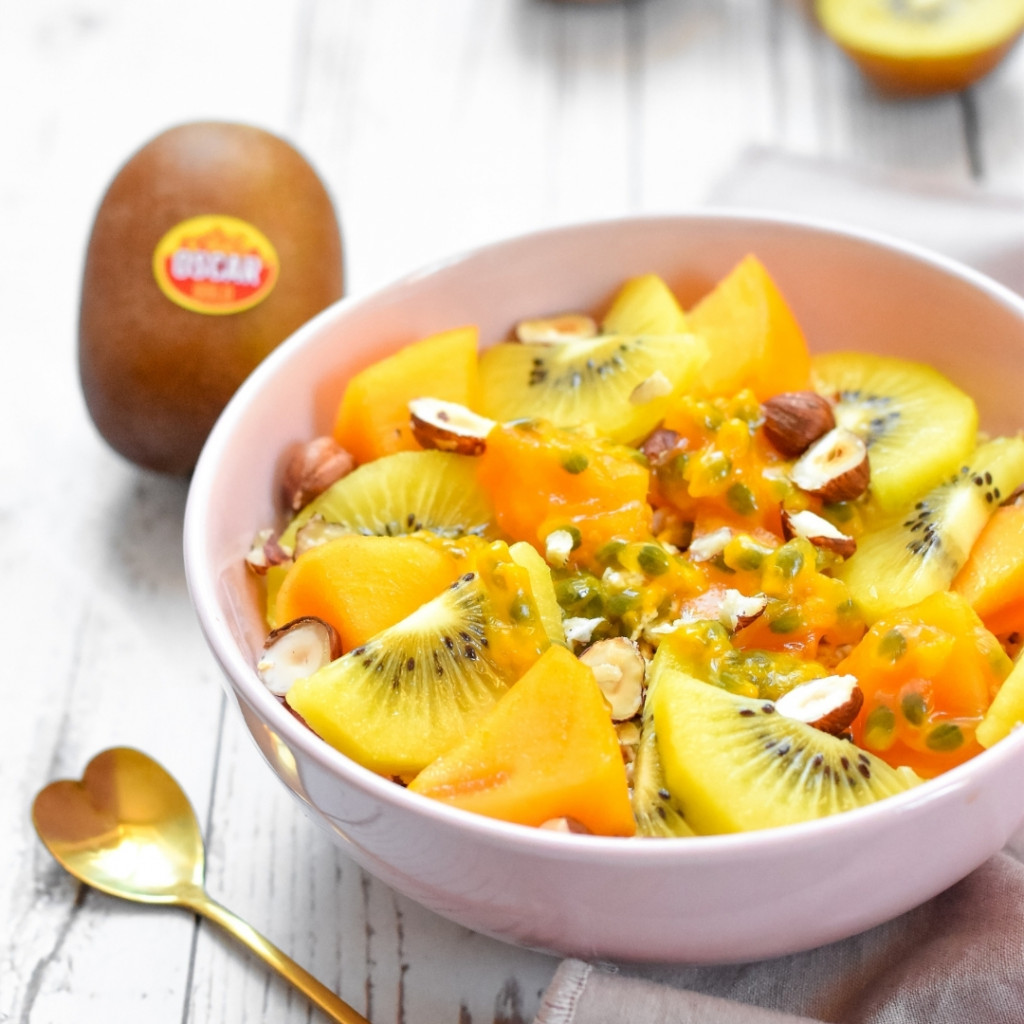 Oscar kiwi, persimmon and passion fruit porridge