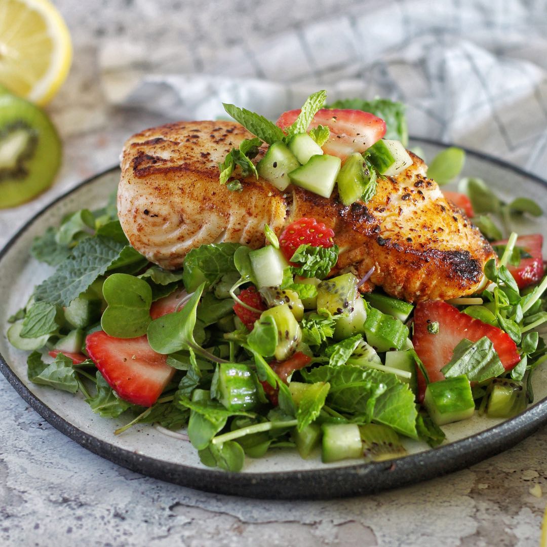 Salade au saumon, kiwis Oscar® et fraises
